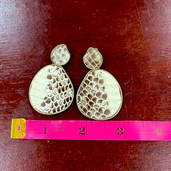 Snake pattern gold dangle statement earrings - Picture 1 of 3